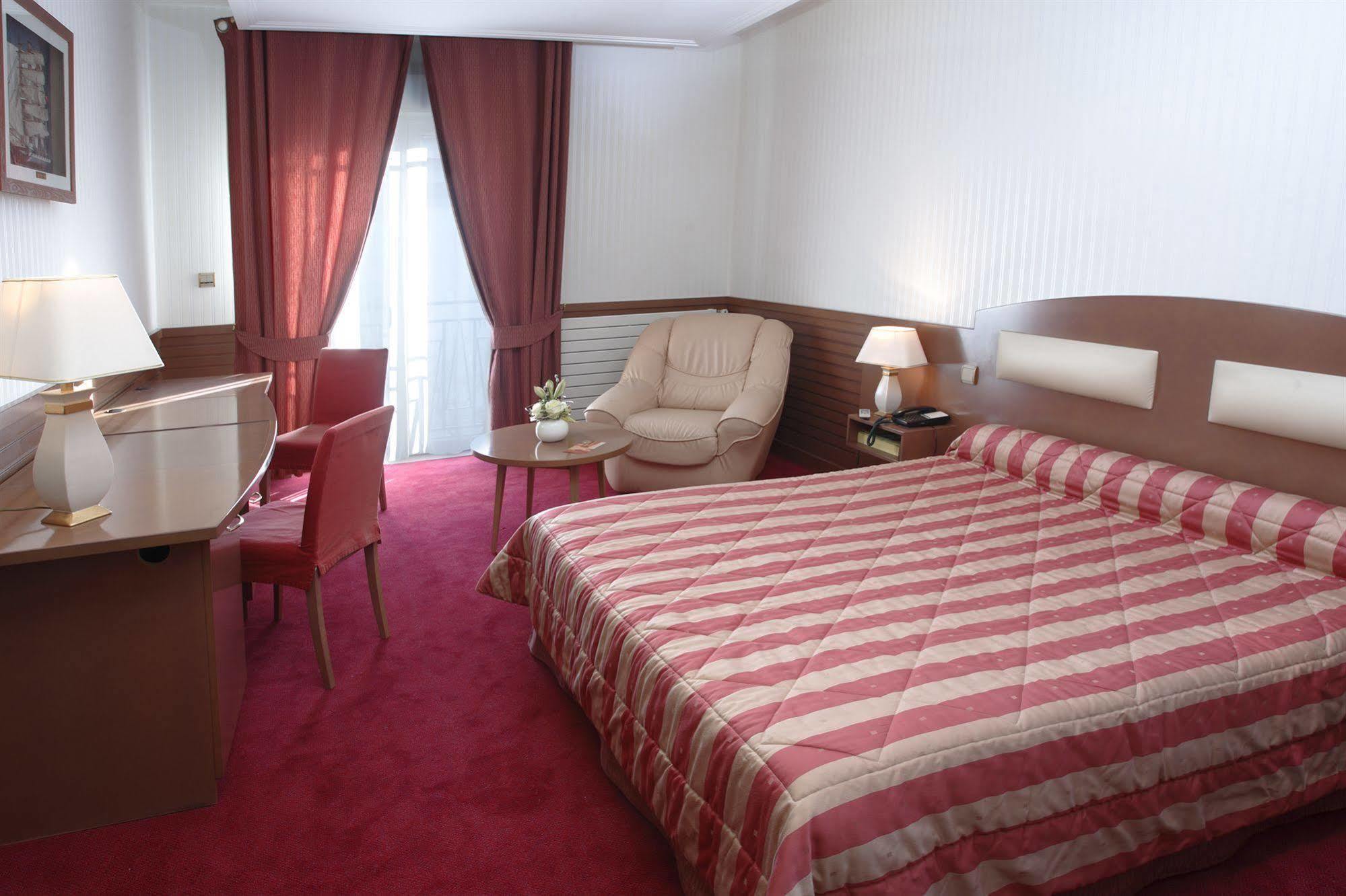 Hotel Le Berry Saint-Nazaire Экстерьер фото