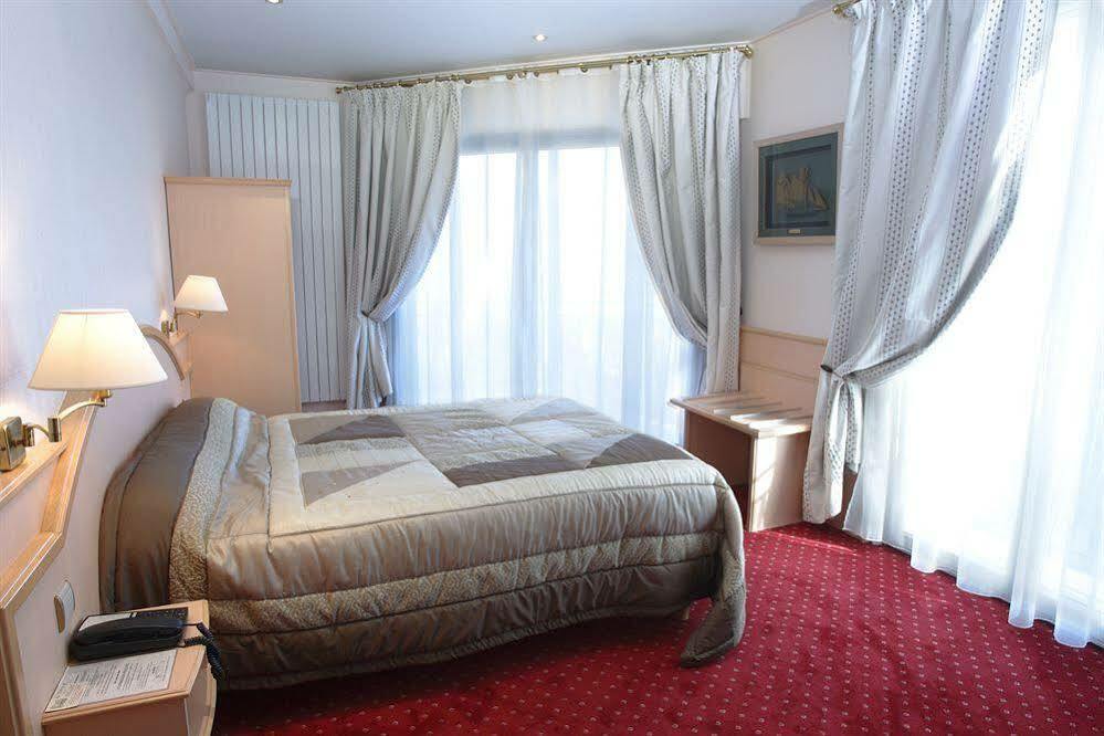Hotel Le Berry Saint-Nazaire Экстерьер фото